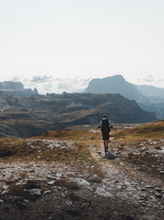 Escursionista sull'altipiano del parco naturale Puez-Odle nelle Dolomiti